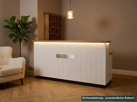 KI-Visualisierung: weiße Empfangstheke mit Rillenfront, Holzablage und Lichtleiste in einer Hotellobby