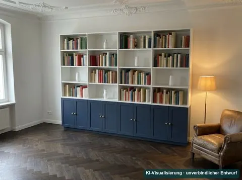 KI-Visualisierung: weiße Bücherwand mit nachtblauen Unterschränken in einem Altbau-Arbeitszimmer
